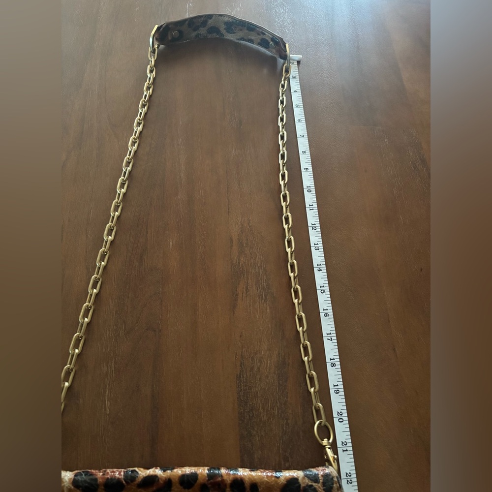 Authentic Tory Burch
Vegan Leather Leapord Print Crossbody Bag - Picture 15 of 16